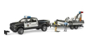 U02507 Pickup policyjny RAM 2500 z modułem światło-dźwięk, przyczepą i łodzią 1:16 Bruder