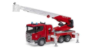 U03591 Scania Super 560R wóz strażacki z drabiną, pompą i modułem światło-dźwięk 1:16 Bruder