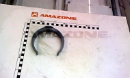 KE324 Obejma do rur D110 Amazone