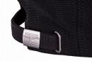 KW10900102 Czarna czapka baseballowa z daszkiem z czerwonym akcentem