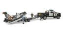 U02507 Pickup policyjny RAM 2500 z modułem światło-dźwięk, przyczepą i łodzią 1:16 Bruder