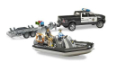 U02507 Pickup policyjny RAM 2500 z modułem światło-dźwięk, przyczepą i łodzią 1:16 Bruder