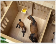 610595 Drewniana stajnia dla koni 1:24 Kids Globe
