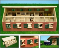 610544 Drewniana stajnia dla koni z 10 boksami 1:32 Kids Globe