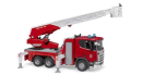 U03591 Scania Super 560R wóz strażacki z drabiną, pompą i modułem światło-dźwięk 1:16 Bruder