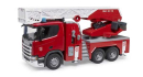 U03591 Scania Super 560R wóz strażacki z drabiną, pompą i modułem światło-dźwięk 1:16 Bruder