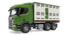 U03548 Scania Super 560R do przewozu bydła z krową 1:16 Bruder